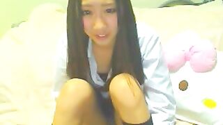 な女の子がお願いされてポーズとったらやっぱり見えちゃった jav 3 (1) 2