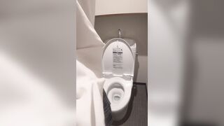 デパートのトイレでこっそりオナニーしちゃうJK88 jav jvip 1