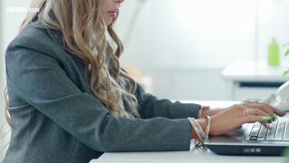 ROYD-282 Drunk and Sucking on Her Subordinate's Dick, the Hot Black Gal Boss's Drunk Sex - Hana Kurosaki Reducing Mosaic JAV