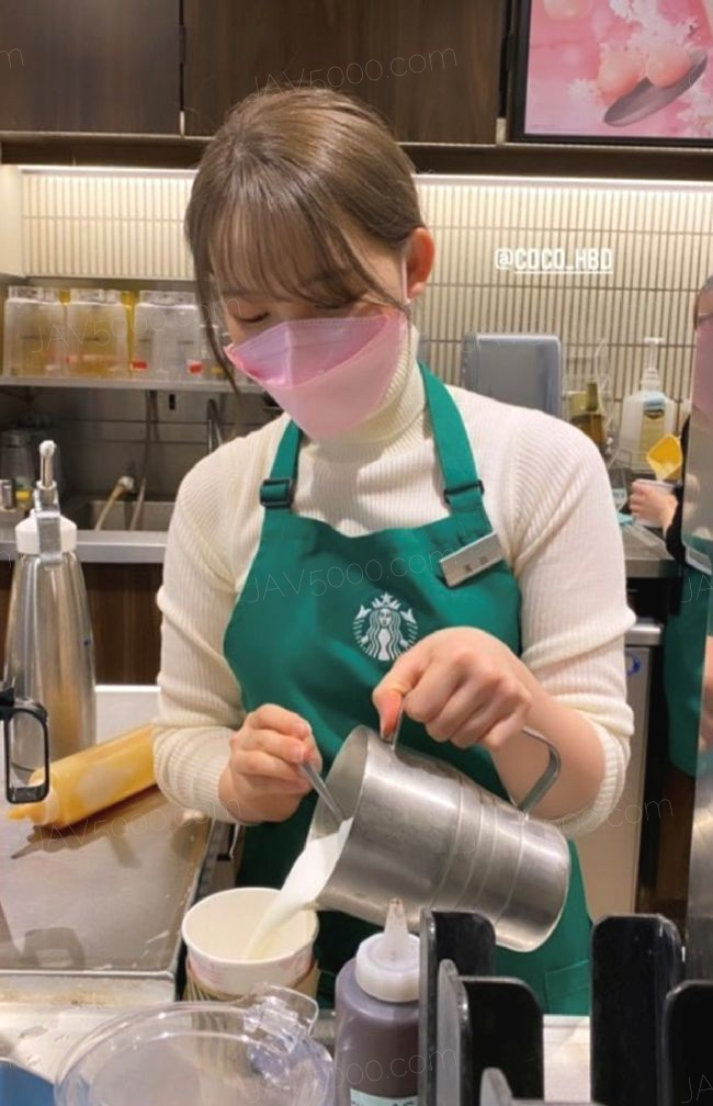 スタ〇バックスのバリスタとして活躍するエッチに喘ぐ最高の美女
