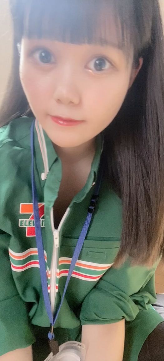 バイト先のセブ〇イレブンの制服でオナニーしちゃう変態さん