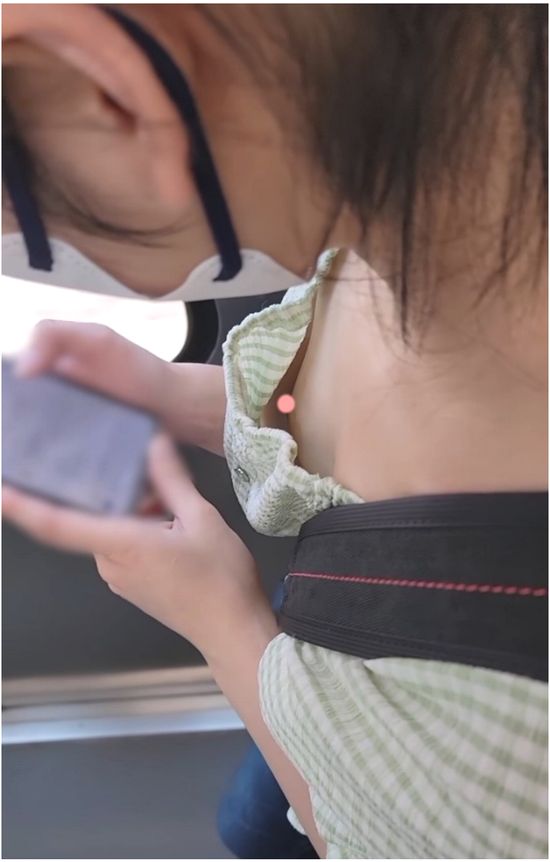 （乳首見え）夏休み中にパイスラのせいで覗かれた女子の胸（胸チラ）